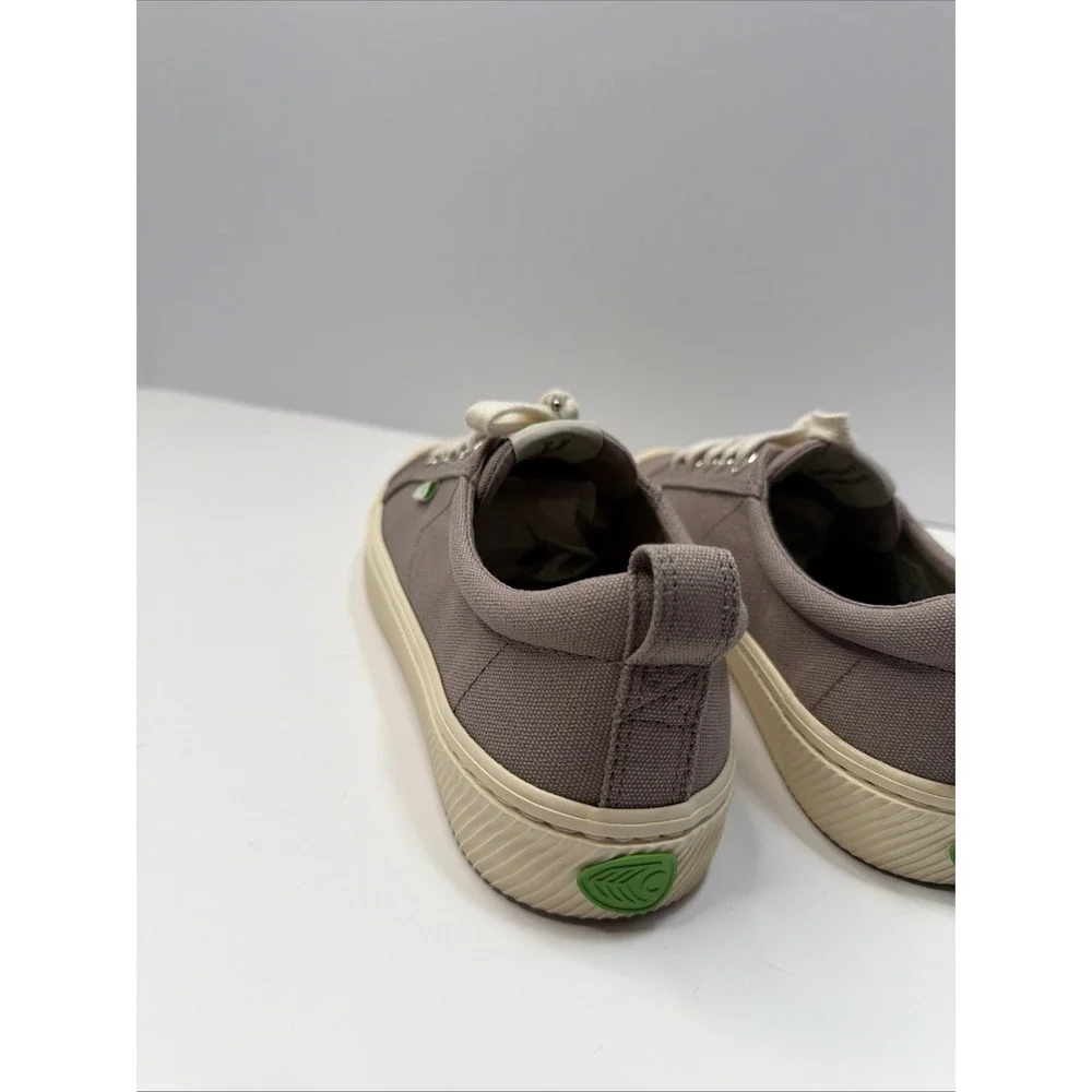 cariuma canvas